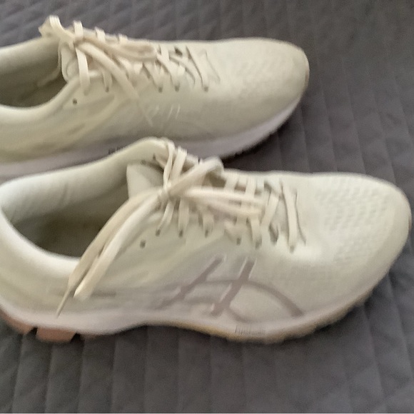 ASICS size 9M light oatmeal w/ taupe design logo on sides - Picture 3 of 6